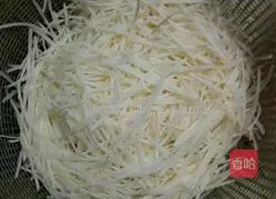 Illustration of how to make spicy and sour potato shreds 1