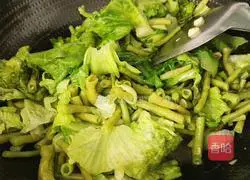 Illustration of how to make fried beans and lettuce 11