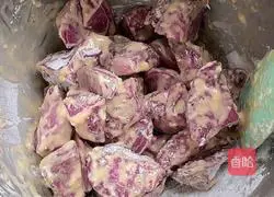 Illustration of how to make fried purple potato cubes 6