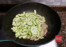 Illustration of how to make fried fungus with zucchini 8