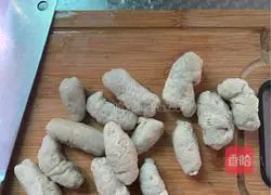 Illustration of how to make spicy gluten-fried celery 1