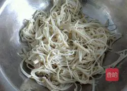 Illustration of how to make red oil enoki mushrooms 3