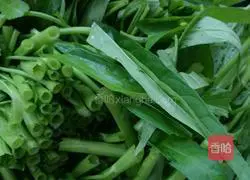 Illustration of how to make garlic water spinach 2
