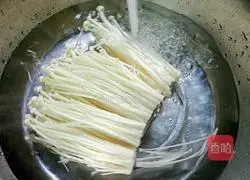 Illustration of how to steam enoki mushrooms with chopped pepper 2