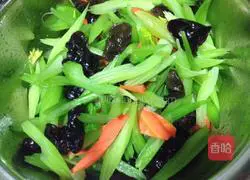 Illustration of how to make cold celery 3