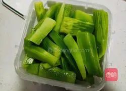 Illustration of how to make lettuce sticks with juice 4