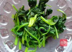 Illustration of how to make spinach and peanuts with vinegar 5