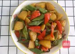Illustration of how to make spicy stir-fried kidney beans and potato cubes 10