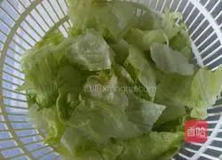 Illustration of how to make lettuce salad 1