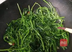 Illustration of how to make garlic water spinach 7