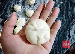 Illustration of how to make red bean paste buns 12