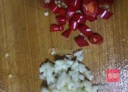 Illustration of how to stir-fry lettuce 2