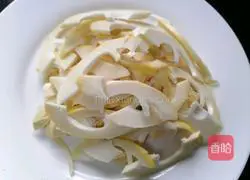 Illustration of how to stir-fry spring bamboo shoots with pickled vegetables 2