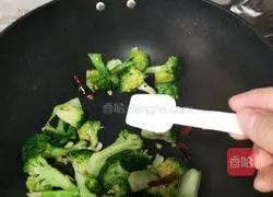 Illustration of how to make garlic broccoli 12