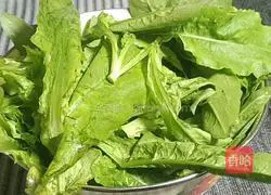Illustration of how to stir-fry lettuce sprouts with garlic 1