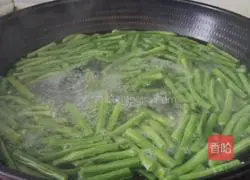 Illustration of how to make fried cowpeas with mushrooms 3