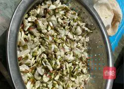 Illustration of how to steam locust flowers 2