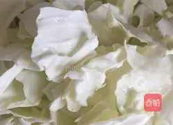 Illustration of how to make hot and sour shredded cabbage 2