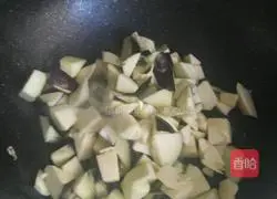 Illustration of how to stir-fry eggplant and green pepper 7