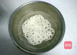 Illustration of how to make lotus pond stir-fry 4