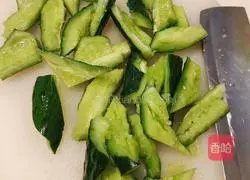 Illustration of how to make Xiangchou Meiyu Soy Sauce Salad 3