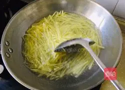 Illustration of how to make green pepper and potato shreds 2