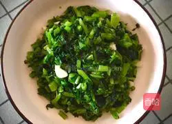 Illustration of how to make garlic radish leaves 4