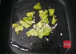 Illustration of how to make fried yuba with spicy fungus 3