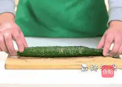 Illustration of how to make crisp and refreshing coir raincoat cucumber 2