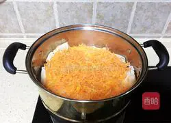 Illustration of how to make steamed carrot shreds 9