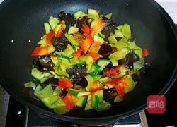 Illustration of how to make fried cucumber with fungus 6