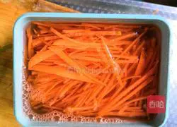 Illustration of how to stir-fry three shredded silkworms 4