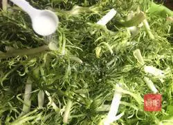 Illustration of how to make wolfberry and peanut mixed with bitter chrysanthemum 2