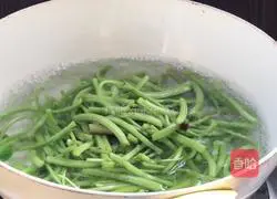 Illustration of how to make amaranth stems mixed with shredded chicken 8