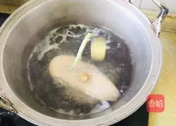 Dip and shred chicken breasts by hand Meat cooking illustration 1