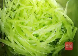 Cold salad Illustration of how to make shredded lettuce 2