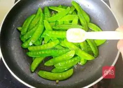 Illustration of how to make fried fungus with snow peas 11