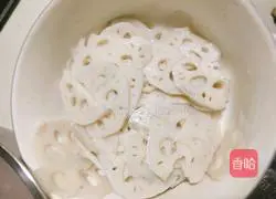 Illustration of how to make spicy lotus root slices 1