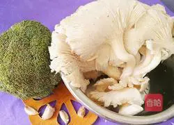 Illustration of how to make stir-fried broccoli with oyster mushrooms 1