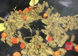 Illustration of how to stir-fry lotus root with sour bamboo shoots 6