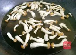 Illustration of how to stir-fry broccoli and mushrooms 3