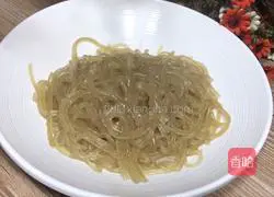 Illustration of how to make vegetarian stir-fried three shredded silkworms 1