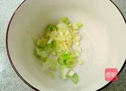 Illustration of how to stir-fry broccoli with mushrooms 6