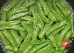 Illustration of how to make fried snow peas 3