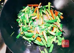 Illustration of how to stir-fry green garlic leaves with dried fragrant seeds 8