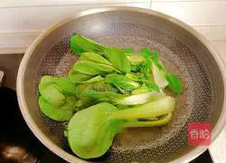 Illustration of how to stir-fry rape with white jade mushroom 3