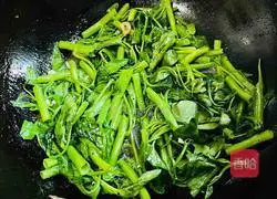 Illustration of how to stir-fry water spinach 6