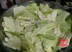 Illustration of how to tear lotus white by hand 2