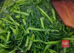 Illustration of how to make stir-fried water spinach 8