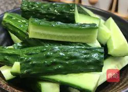 Sour and crispy and refreshing Illustration of how to make pickled cucumbers 1